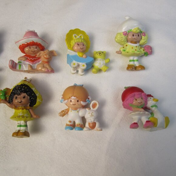 Vintage Strawberry Shortcake 1980's Miniatures Display Cabinet & 10 Mini Figures - Picture 3 of 15